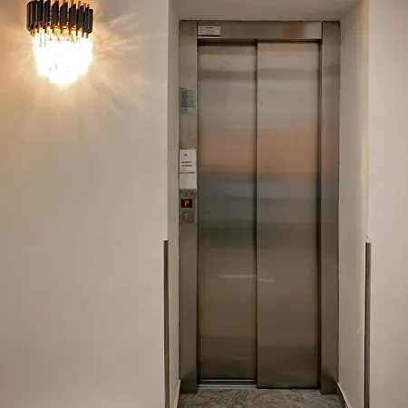 Neon Hotel 3*